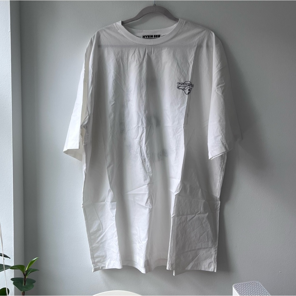 Hyein Seo white oversized tee